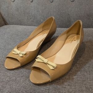 Kate Spade wedge peep toe shoes size 10 color beige patent leather bow